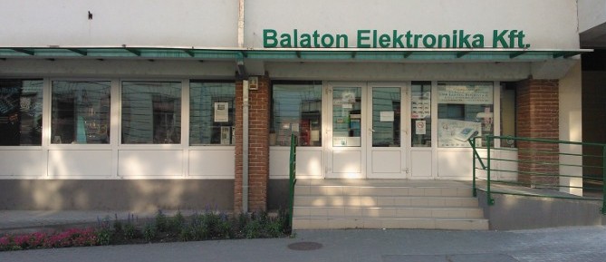 A Balaton Elektronika Kft. üzletének bejárata és kirakata